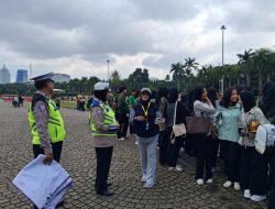 Satlantas Jakpus Sosialisasi Ops Keselamatan Jaya 2026 di Monas, Bagikan Brosur ke Pengunjung
