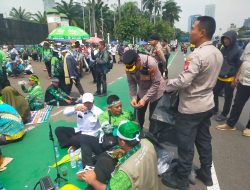 Pelayanan Humanis Polisi di Aksi Guru Madrasah, Bagikan Roti hingga Air Mineral