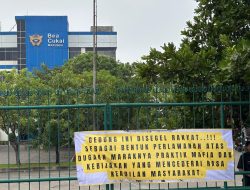 Massa KMHN Segel Gedung Bea Cukai Marunda