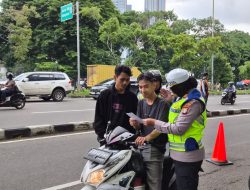 Lantas Jakpus Bagikan Pamflet Ops Keselamatan di Kemayoran, Pelanggar Ditegur Humanis