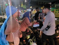 Kapolsek Metro Tanah Abang Turun Langsung Bagikan Paket Sembako kepada Pedagang Kaki Lima Pasar Palmerah