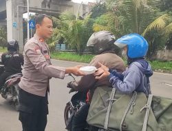 Polsek Kelapa Gading Gelar Jumat Berkah, 50 Nasi Kotak Dibagikan untuk Ojol dan Warga