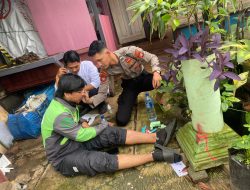 Disela-Sela Siaga Banjir, Samapta PMJ Bersihkan Musala dan Tolong Korban Kecelakaan di Mampang