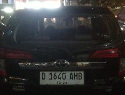 Mobil Diduga Pakai Pelat Palsu Kabur hingga Lawan Arah, Tabrak Motor di Jakpus