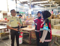 Polwan Jaga Jakarta Patroli Ramadan di Pasar Senen, Bagi Takjil dan Urai Kemacetan