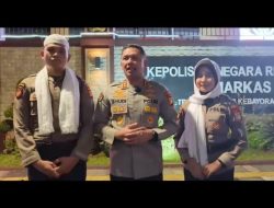 Aksi Penyampaian Pendapat di Mabes Polri; Mahasiswi Berjaket Kuning Ambil dan Coret Kain Penutup Kepala Polwa