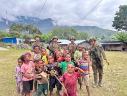 Polisi Hadir Menyapa Warga di Kulirik, Pendekatan Humanis Satgas Damai Cartenz Perkuat Rasa Aman