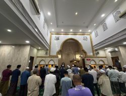 Tarawih Keliling di Cipete, Polda Metro Jaya Serahkan Al-Qur’an ke Masjid An-Nur