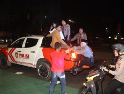 Ramadhan Berkah, Ditpamobvit PMJ Bersama Masyarakat Pecinta Polri Turun ke Jalan Bagikan Sahur