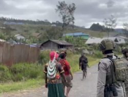 Patroli Humanis Ops Damai Cartenz Hadirkan Senyum dan Rasa Aman bagi Warga Sinak