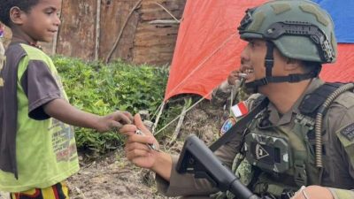 Sentuhan Humanis di Sinak: Satgas Damai Cartenz Bangun Kepercayaan Lewat Interaksi Anak-anak