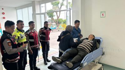 Wujud Respon Cepat, Anggota Polri Evakuasi Lansia Darurat Medis ke Rumah Sakit di Gunung Mas Bogor