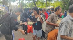 Aksi Sosial Ramadan, Polda Banten dan Permikomnas Banten Turun ke Jalan Bagikan Takjil untuk Masyarakat Serang