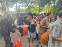 Aksi Sosial Ramadan, Polda Banten dan Permikomnas Banten Turun ke Jalan Bagikan Takjil untuk Masyarakat Serang