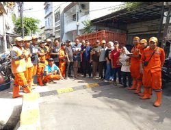 Kerja Bakti Warga Pademangan Barat, RW 05 Perkuat Kebersamaan