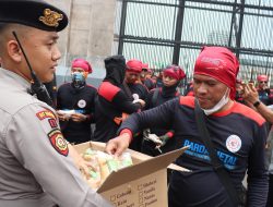 Aksi Penyampaian Pendapat Oleh Buruh DPP FSPMI di Jakpus Kondusif, Polisi Bagikan Roti dan Air Mineral