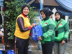 Mempreingati Hari Kartini Polwan Jaga Jakarta Polres Jakpus Olahraga Bersama, Bagikan Cokelat ke Pengunjung Wanita dan Driver Ojol di Monas