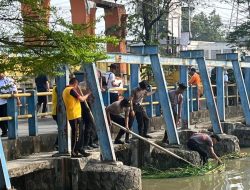 Brimob Polda Metro Jaya Bersihkan Pasar Tegal Danas Bekasi, Lingkungan Lebih Nyaman dan Bebas Genangan