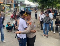 Pendemo tolak audiensi di aula Mapolres Bulukumba, Kapolres Datang dan Temui Peserta Aksi Sambil Duduk di Aspal