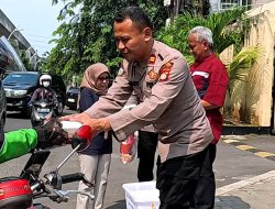 Polsek Kelapa Gading Gelar Jumat Peduli, Bagikan 50 Nasi Kotak untuk Ojol dan Warga