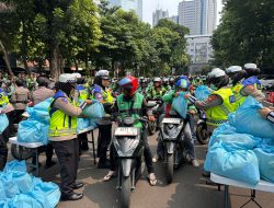 Jumat Peduli, Polda Metro Jaya Bagikan 350 Paket Sembako ke Ojol