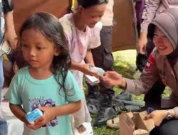 Polwan Brimob Polda Metro Jaya Berikan Trauma Healing untuk Anak-anak Korban Kebakaran Pasar Jiung Kemayoran