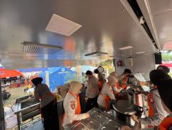 Ditpamobvit Polda Metro Bagikan 500 Boks Makanan untuk Korban Kebakaran Kemayora