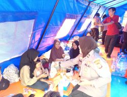 Polwan Jaga Jakarta Berikan Trauma Healing dan Bantuan untuk Korban Kebakaran di Johar Baru