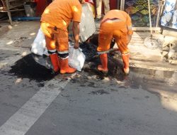 Kerja Bakti Bersihkan Saluran Air, RW 07 Semper Barat Perkuat Sinergi Cegah Banjir