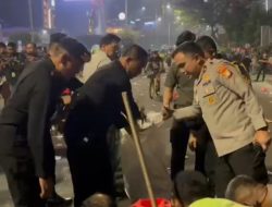 Usai Kawal Aksi Penyampaian Pendapat, Wakapolda Metro Jaya Pimpin Personel Bersihkan Kawasan Thamrin