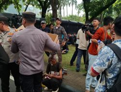 Polisi Bagikan Snack ke Massa Aksi BEM UBK di Jakpus, Kapolres: Bentuk Pelayanan Humanis