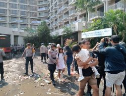 Polisi Bantu Evakuasi Keluarga dari Hotel Sultan, Kasat Binmas Jakpus: Utamakan Keselamatan Warga