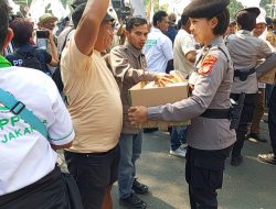 Polri Beri Pelayanan Humanis, Massa Aksi di Monas Diberi Air Mineral dan Snack