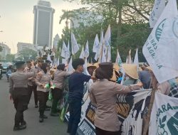 Polri Bagikan Air Mineral dan Snack ke Massa Aksi di Jakpus, Kapolres Reynold: Bentuk Pelayanan Humanis