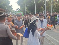 Polisi Bagikan Air Mineral dan Roti kepada Massa Aksi di Merdeka Selatan, Kapolres: Wujud Pelayanan Humanis