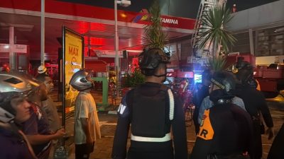Brimob Polda Metro Jaya Bantu Penanganan Kebakaran Gedung Bapenda DKI